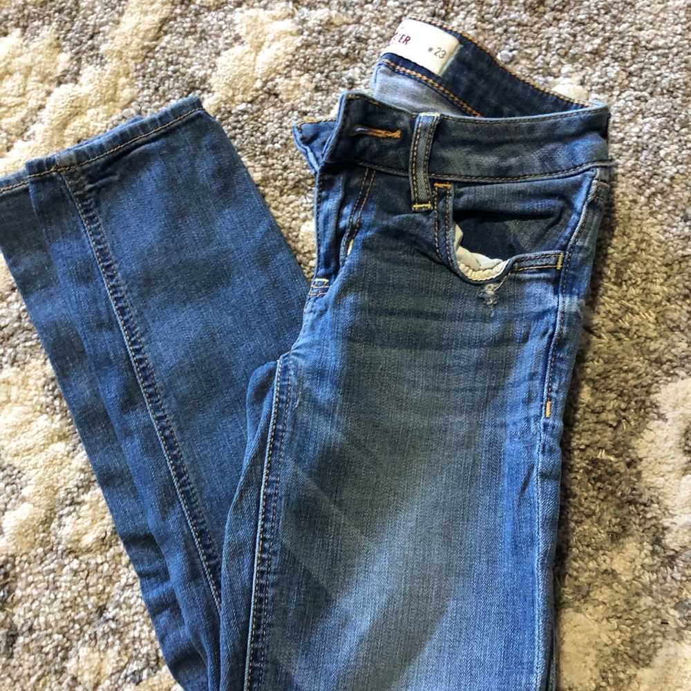Hollister skinny leg. Size 00. Destroyed.